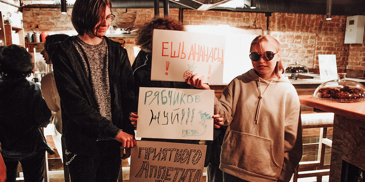 Смешные лозунги в баре для лузеров: Монстрация во Владимире прошла в формате вечеринки