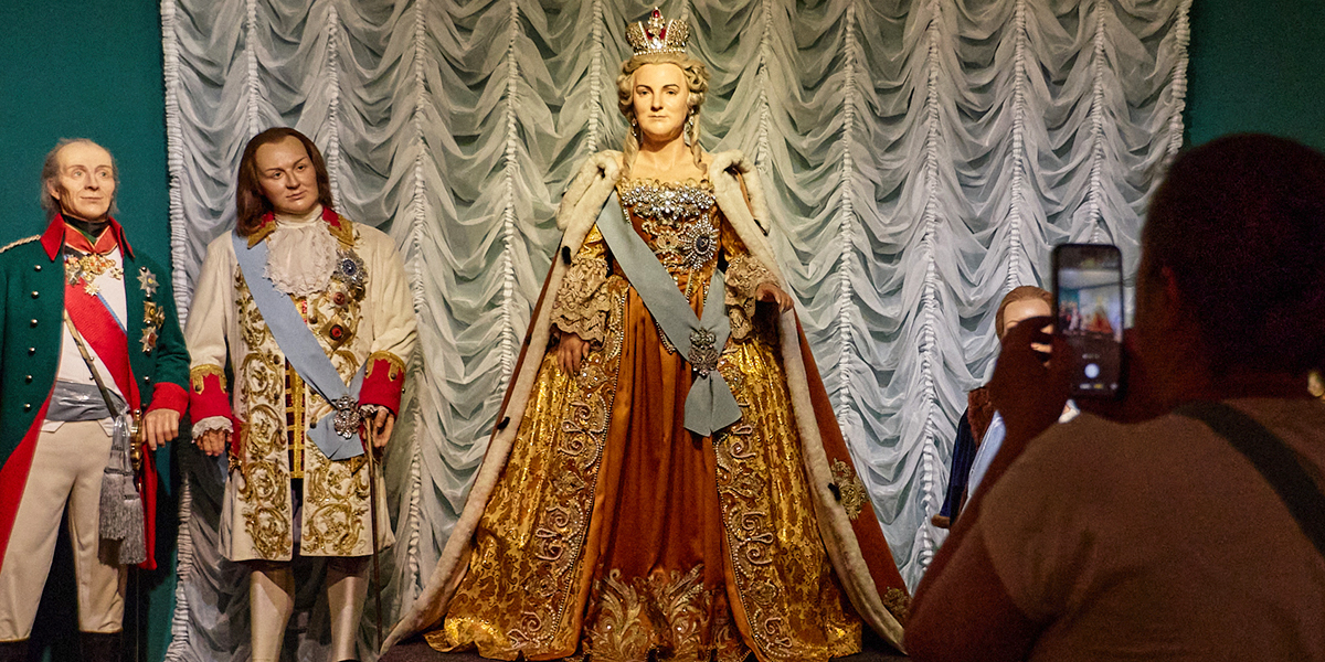 Великолепная Екатерина II и еще 150 восковых двойников в необычном музее Суздаля