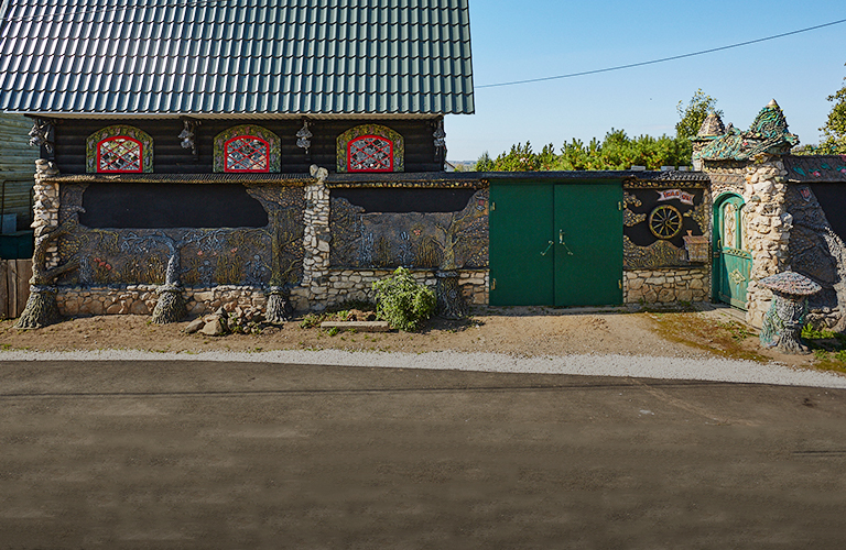 Ловкость рук и немного бетона. Мастерица из Юрьева-Польского превратила дом в сказочную крепость