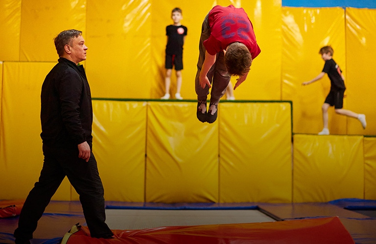 История акробата «Cirque du Soleil», обучающего владимирцев прыжкам на батуте