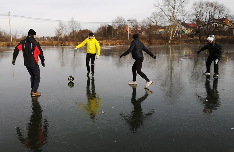 Футбол на льду и другие развлечения владимирских моржей