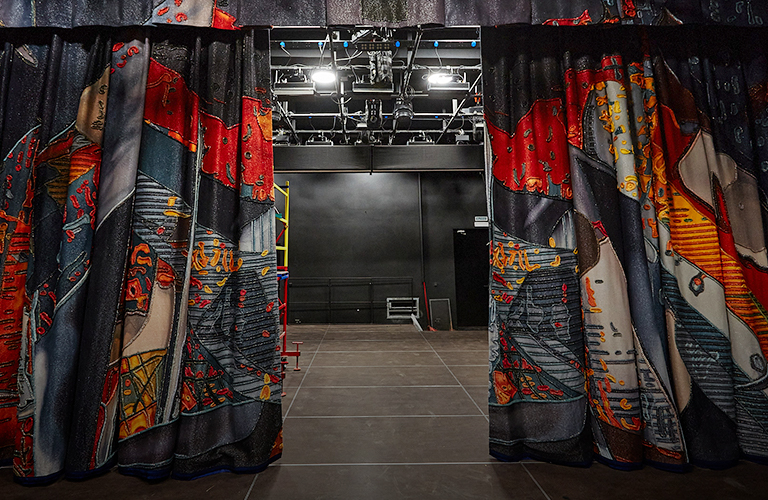 Дизайнерский занавес, подиум-трансформер и огромный экран: апгрейд малой сцены театра драмы завершен