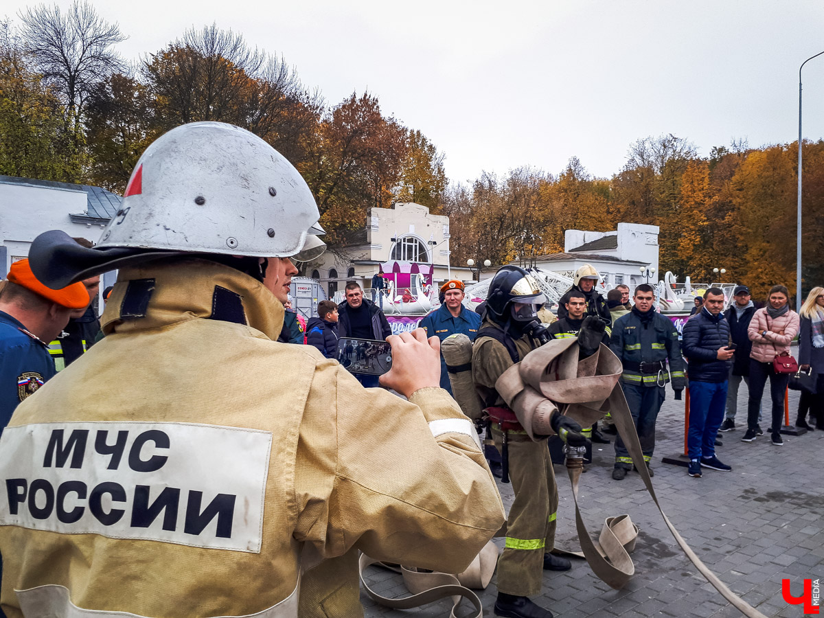 Впервые во Владимирской области провели соревнования по кроссфиту для пожарных. Вместо удобной одежды спортсмены выходили на дистанцию в своей рабочей форме