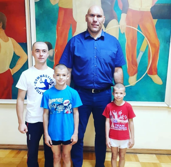 Известный боксер-тяжеловес побывал во Владимире и Коврове. Николай Валуев посетил спортивные состязания и пообщался с их участниками