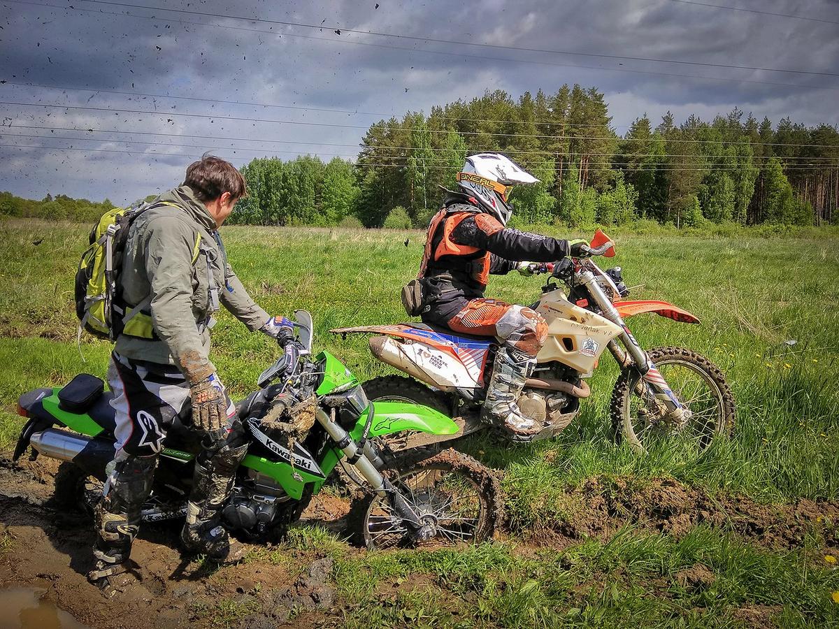 «В озере не купались, но мотоцикл на себе тащили»: эндуро-трип в Собинский район