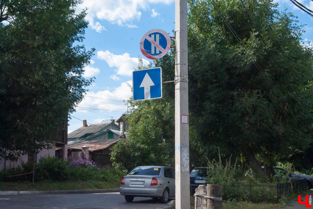 Вечером 10 августа на Подбельского и прилегающих улицах появились новые дорожные знаки. Официально заработала новая схема движения в центре Владимира