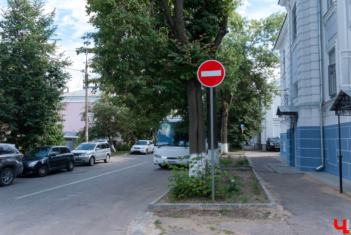 Вечером 10 августа на Подбельского и прилегающих улицах появились новые дорожные знаки. Официально заработала новая схема движения в центре Владимира