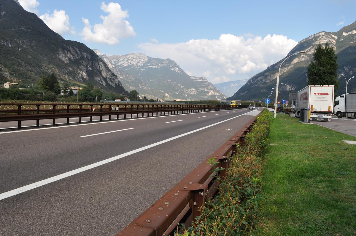 Артем Кокорин - владимирский художник-реставратор, за последние 5 лет исколесивший на машине 15 стран Европы. В общем и целом маршрут нашего земляка составил 32 тысячи километров. Как отправиться за границу на авто - узнаем из первых уст