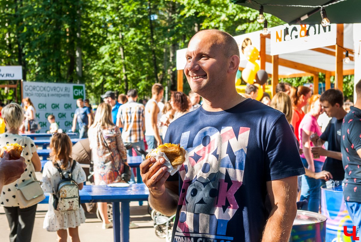 26 августа в Коврове прошёл гастрономический фестиваль «СамБыЕл». В нем приняло участие 7 ресторанов, удивлявших гостей оригинальными блюдами