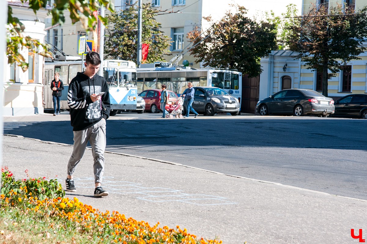 Эксперимент в центре Владимира. Мы нарисовали “классики” и посчитали, сколько владимирцев решатся поиграть посреди улицы.
