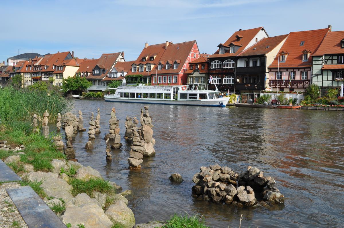 Артем Кокорин - владимирский художник-реставратор, за последние 5 лет исколесивший на машине 15 стран Европы. В общем и целом маршрут нашего земляка составил 32 тысячи километров. Как отправиться за границу на авто - узнаем из первых уст