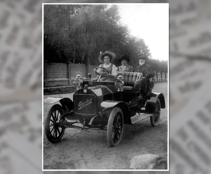 Дмитрий Советкин с женой и дочерью в собственном автомобиле “Берлие”
