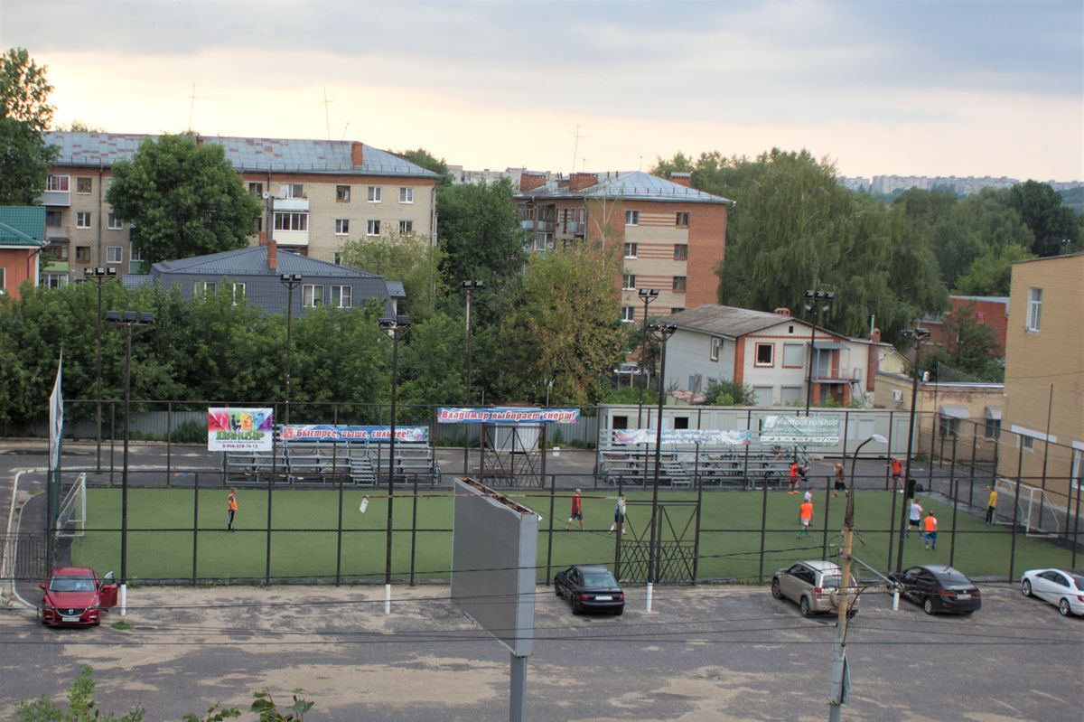 Где бесплатно поиграть в футбол на открытом воздухе во Владимире, и сколько стоит аренда хорошего поля, а также площадки для мини-футбола с резиновым покрытием, подсветкой и ограждением? Классификация полей по районам от “Ключ-Медиа”