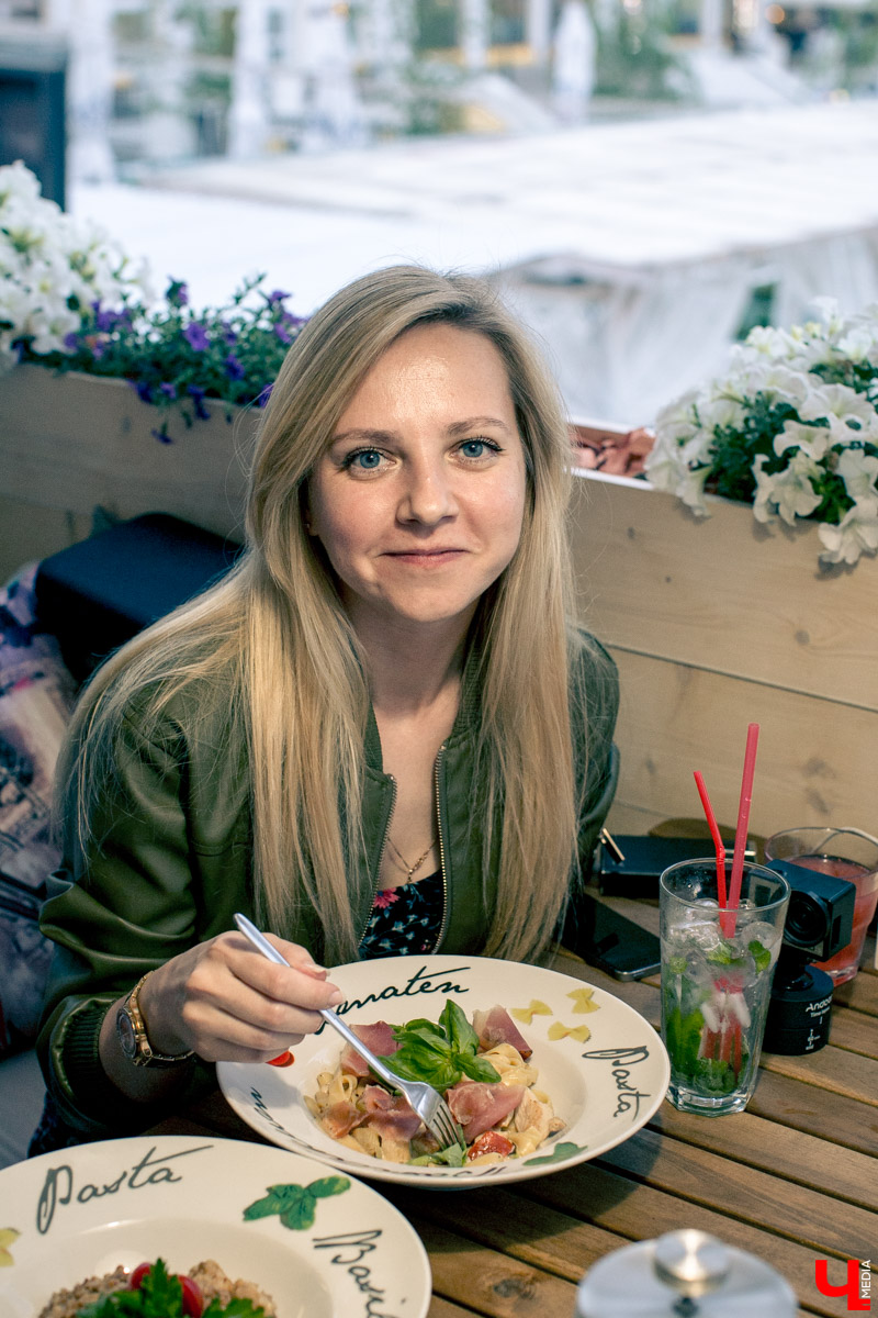 Блогеры посетили кафе Carlson Veranda и дали свою оценку кухне, персоналу и обстановке, а также насладились шикарным видом на закатное небо Владимира