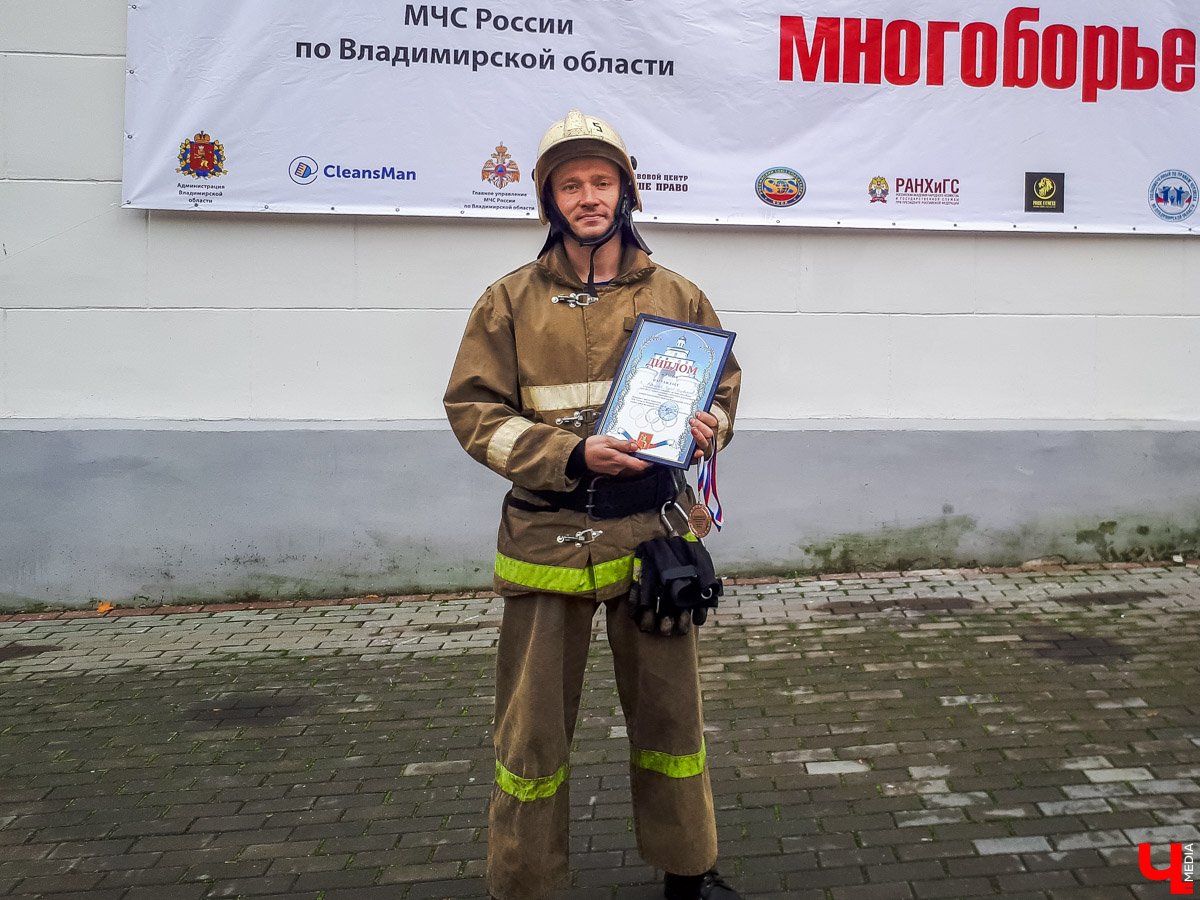 Впервые во Владимирской области провели соревнования по кроссфиту для пожарных. Вместо удобной одежды спортсмены выходили на дистанцию в своей рабочей форме
