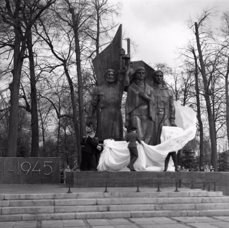 Площадь 30-летия Победы. Открытие II очереди мемориала владимирцам - участникам Великой Отечественной войны. 9 мая 1985 года.