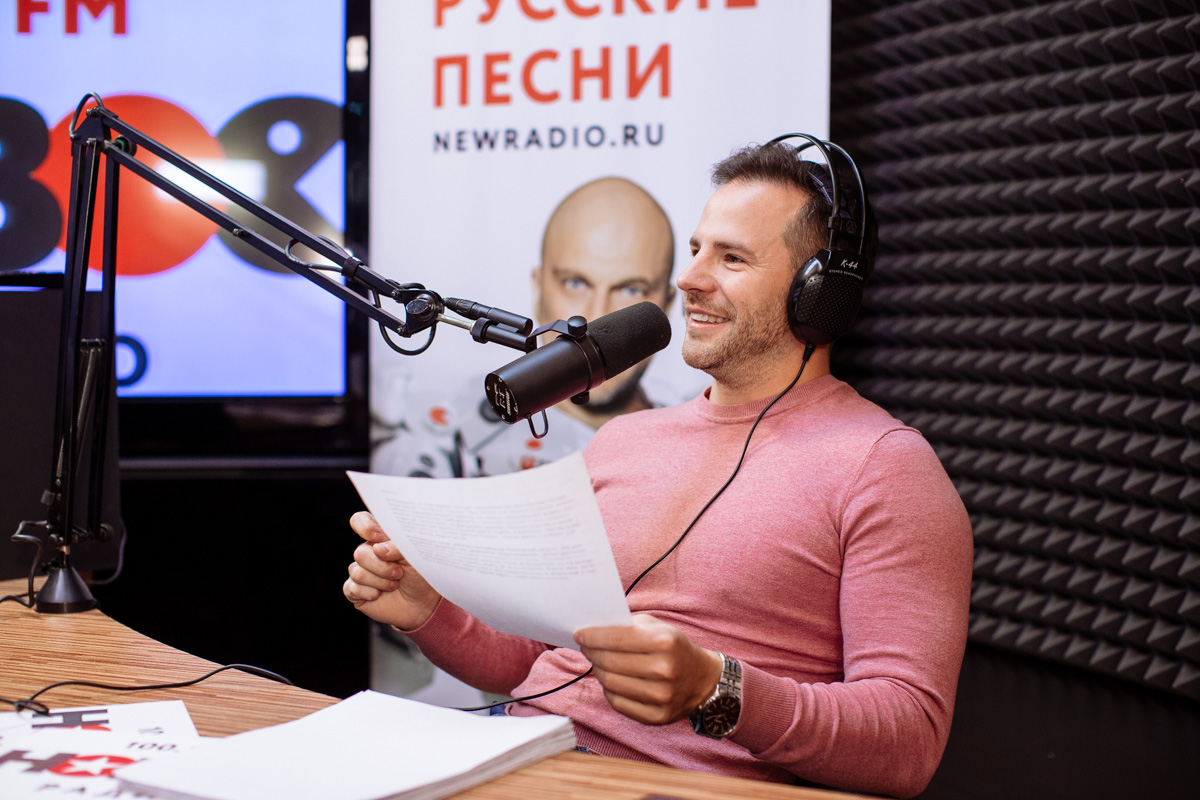 Новое радио 2024 года. Макс Андреев радиоведущий. Калинин радиоведущий.