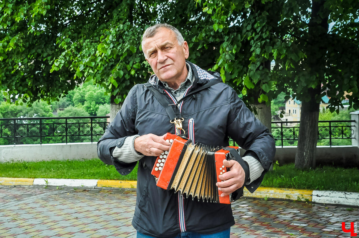 Честные деньги: уличный музыкант Вальгаргит де Пинед