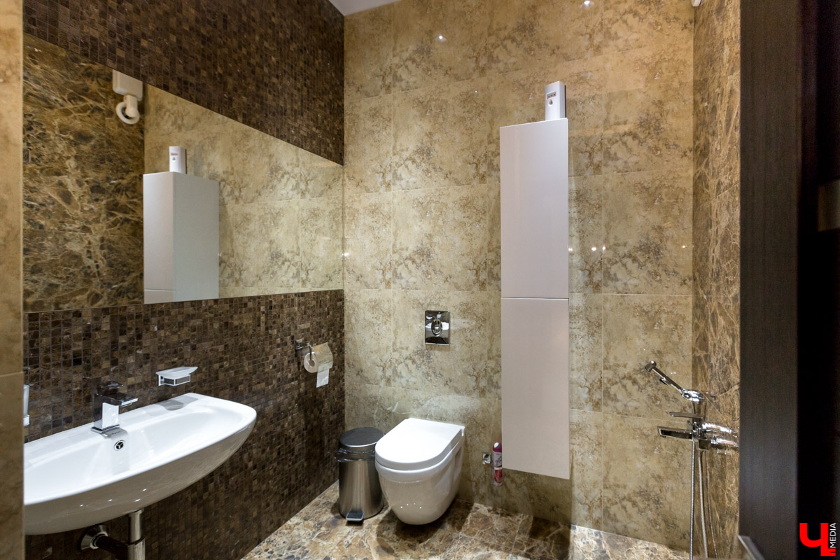 Архитектор-дизайнер Наталья Корешкова провела экскурсию по одному из самых роскошных офисов Владимира, в котором есть даже “золотой” туалет и джакузи