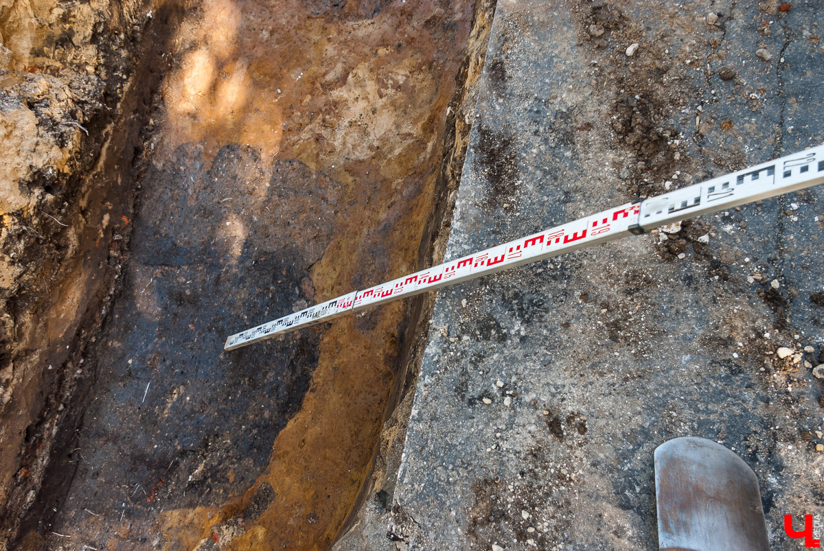 При раскопках на теплотрассе в Андриановском сквере археологи нашли предметы быта древних владимирцев. Артефакты датированы 12-13 веками нашей эры