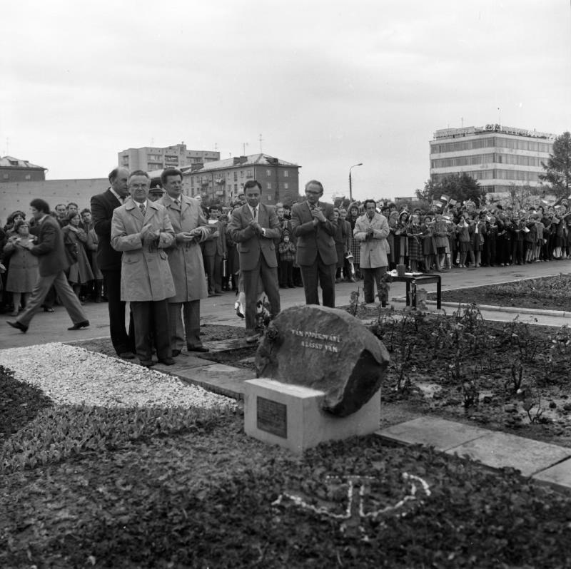 Площадь 30-летия Победы. Открытие камня, привезенного с Чешской горы Ржип. 2 июня 1985 года.