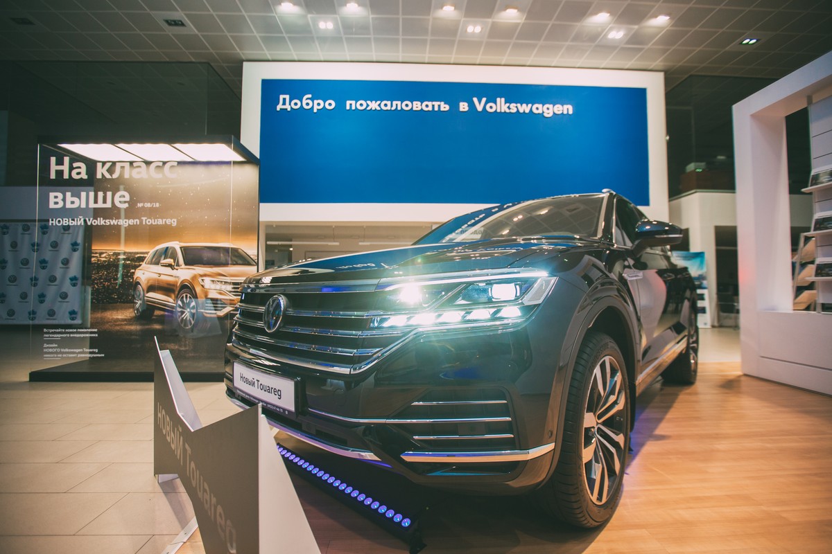 Недавно в дилерском центре “Автобат” мы встретили главную премьеру этого года - новый Volkswagen Touareg. Это стильный, технологичный и комфортный SUV в линейке Volkswagen