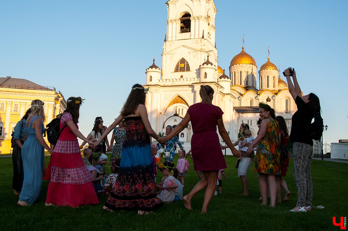 1 августа во Владимире прошел 10-й ежегодный флешмоб женственности. Его устраивают в 25-ти странах, и с каждым годом он становится все масштабнее