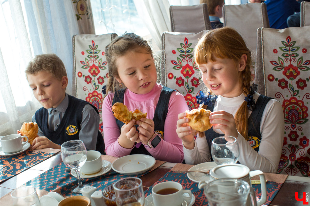 На кулинарных мастер-классах в трактире «Околица» детей учат выпекать в русской печи фигурный хлеб по традиционным рецептам