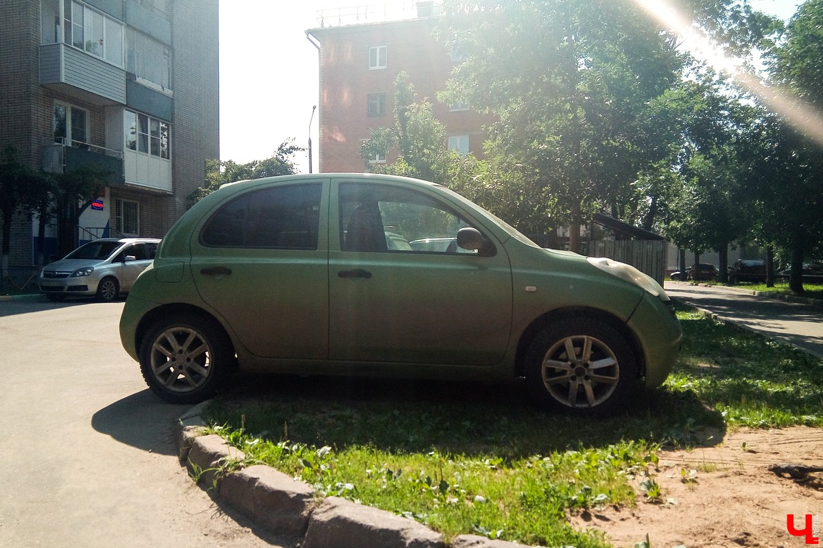 Владимирцы паркуются так, что уничтожают зелень во дворах и лишают малышню детских площадок. Но желание ставить свой автомобиль как можно ближе к дому - превыше