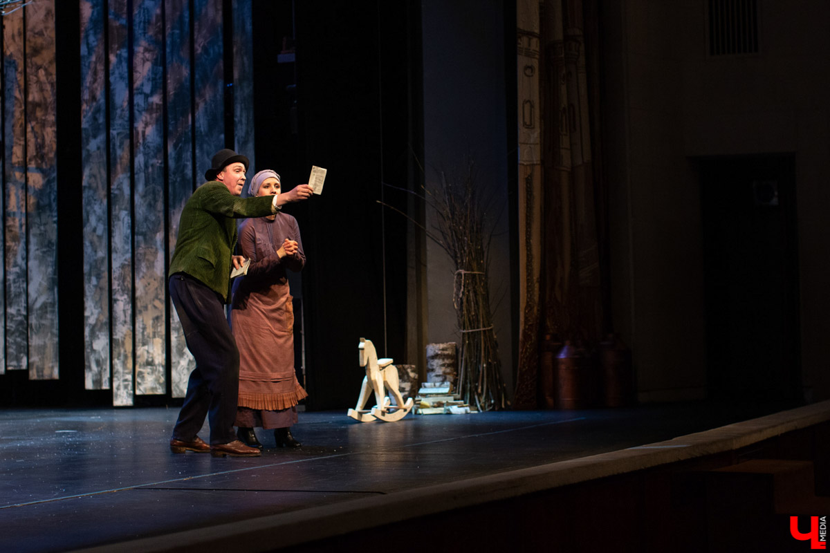 17 октября в Театре драмы прошла премьера нового сезона, спектакль “Поминальная молитва” Петра Орлова. Это история жизни Тевье-молочника, рассказанная им самим