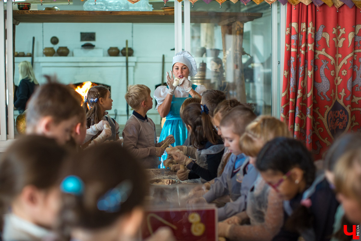 На кулинарных мастер-классах в трактире «Околица» детей учат выпекать в русской печи фигурный хлеб по традиционным рецептам