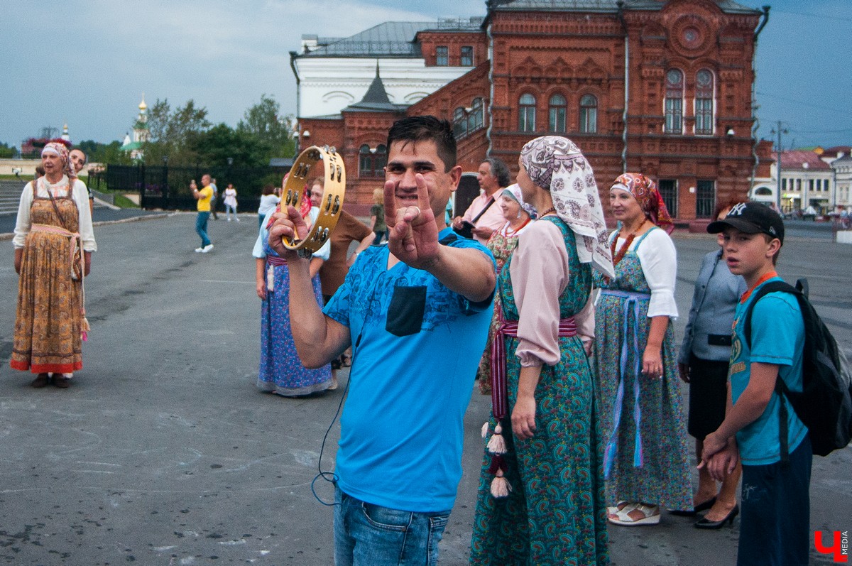 15 августа во Владимире на Соборной площади прошла всероссийская акция “Хоровод мира”. На нее собрались несколько десятков владимирцев и туристов