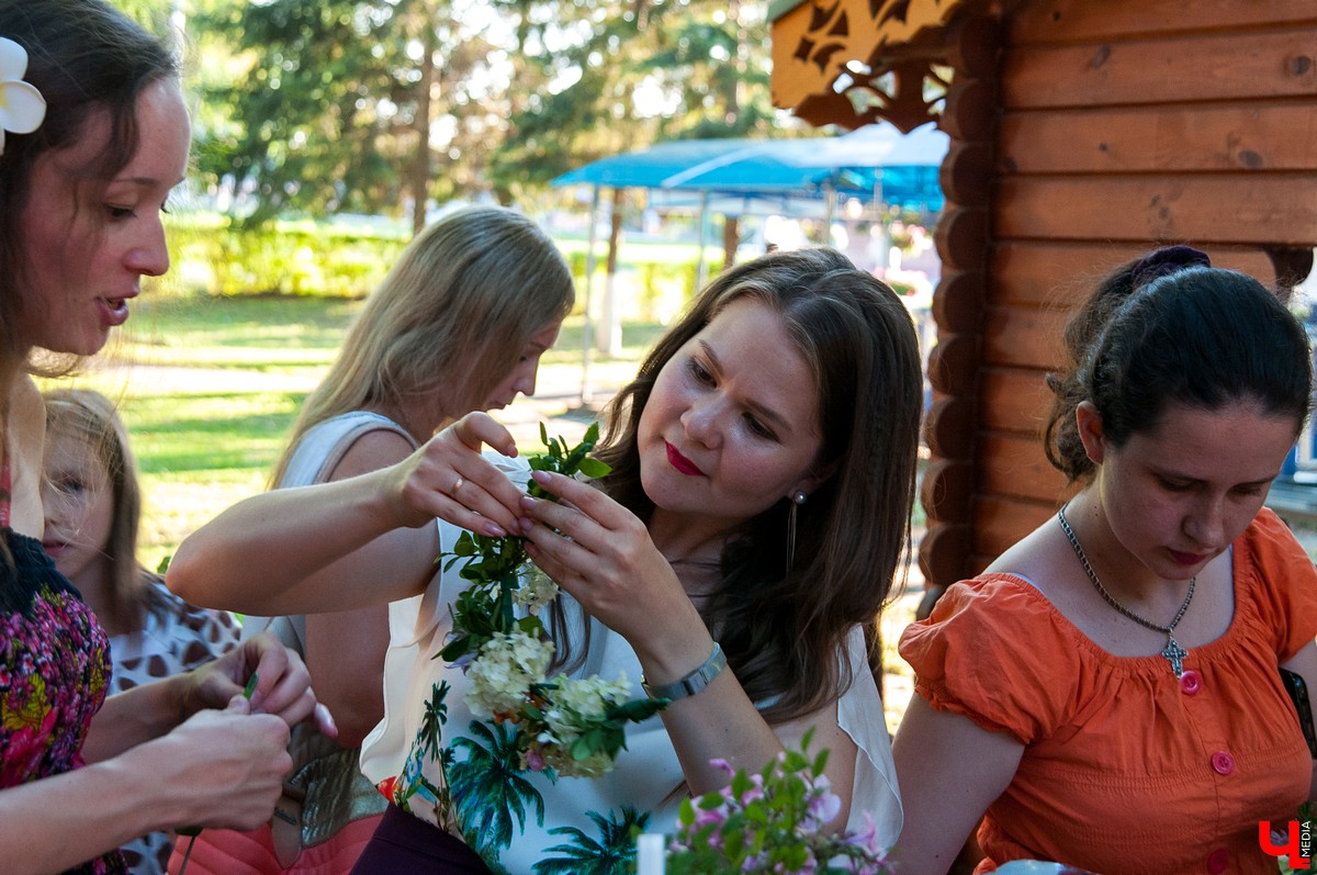 1 августа во Владимире прошел 10-й ежегодный флешмоб женственности. Его устраивают в 25-ти странах, и с каждым годом он становится все масштабнее