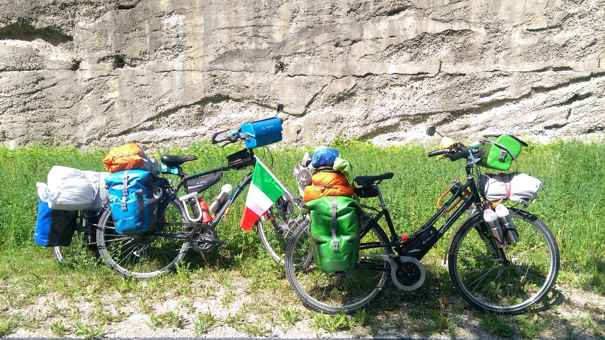 Итальянская пара Андреа Праделла и Елена Тасси отправились в кругосветное велопутешествие и проехали через город Владимир