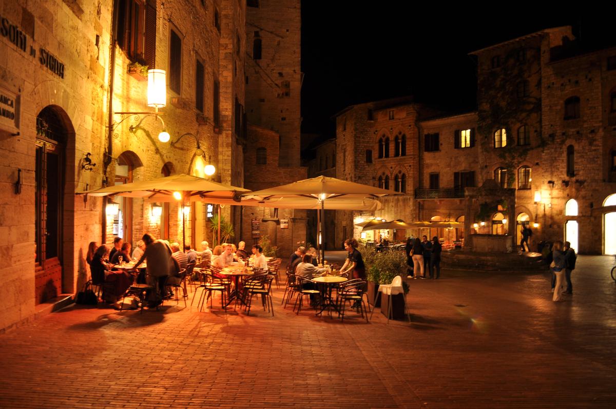 Артем Кокорин - владимирский художник-реставратор, за последние 5 лет исколесивший на машине 15 стран Европы. В общем и целом маршрут нашего земляка составил 32 тысячи километров. Как отправиться за границу на авто - узнаем из первых уст