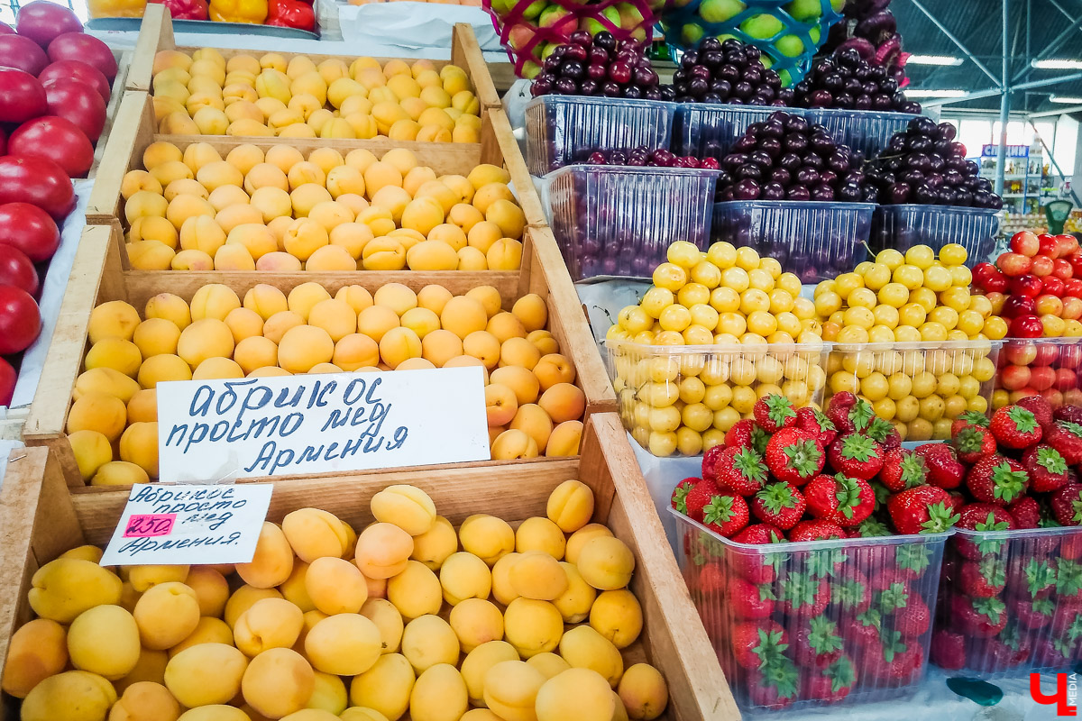 Купить плодовые в москве. Фруктовый рынок. Фрукты на рынке. Оптовый овощной рынок. Овощи на рынке.