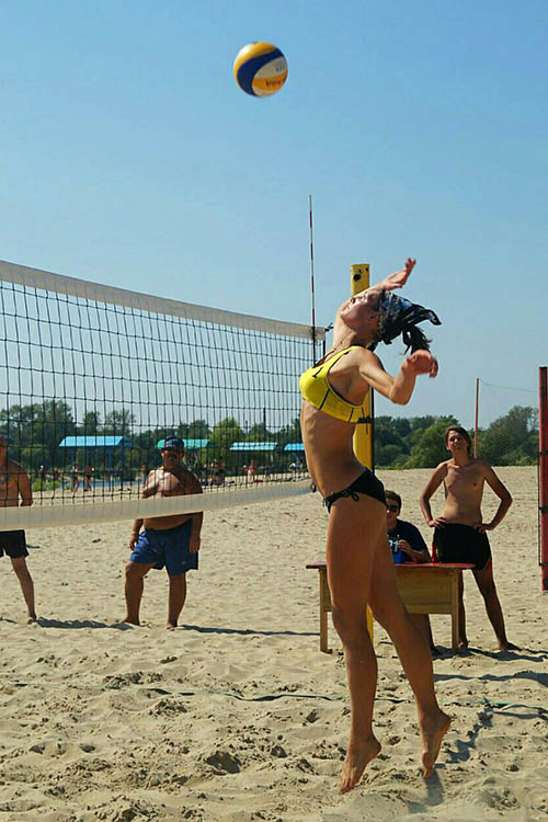Игры на песке: за что девушки любят пляжный волейбол?