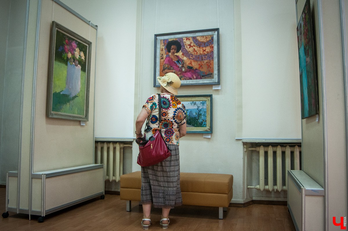 2 августа художник Вячеслав Короленков впервые представил свои работы во владимирском центре ИЗО. В экспозицию вошли пейзажи, натюрморты и чувственные портреты обнаженных красавиц