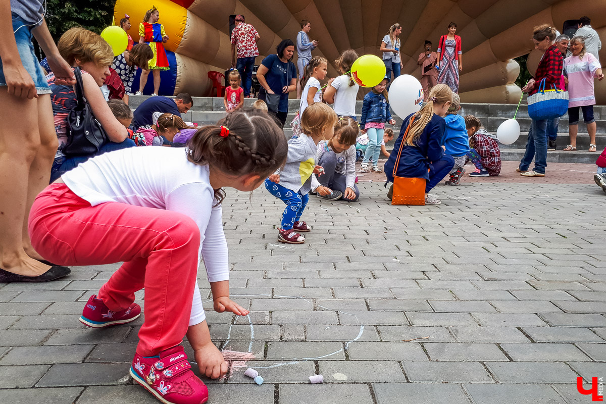 21 июля в Центральном парке прошёл День мороженого. Гости праздника попробовали более 100 сортов, среди которых были черное, голубое, сырное и даже кактусовое