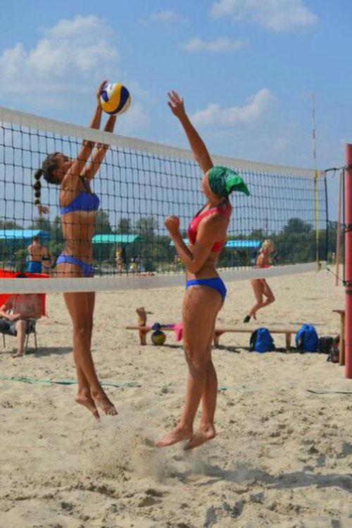 Игры на песке: за что девушки любят пляжный волейбол?
