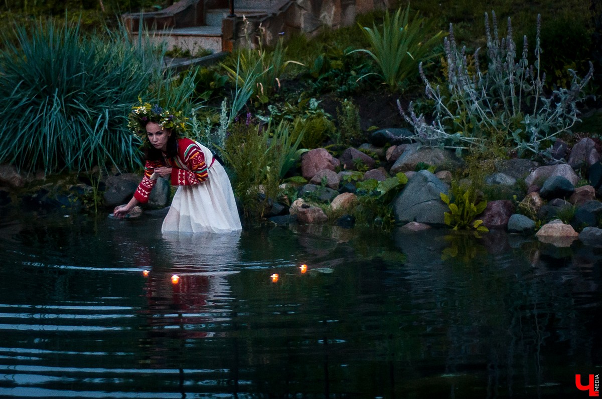 5 июля в Патриарших садах владимирцы провели Купальскую ночь по древним обычаям. Прыгали через костер, искали цветущий папоротник, спускали по воде озера свечи