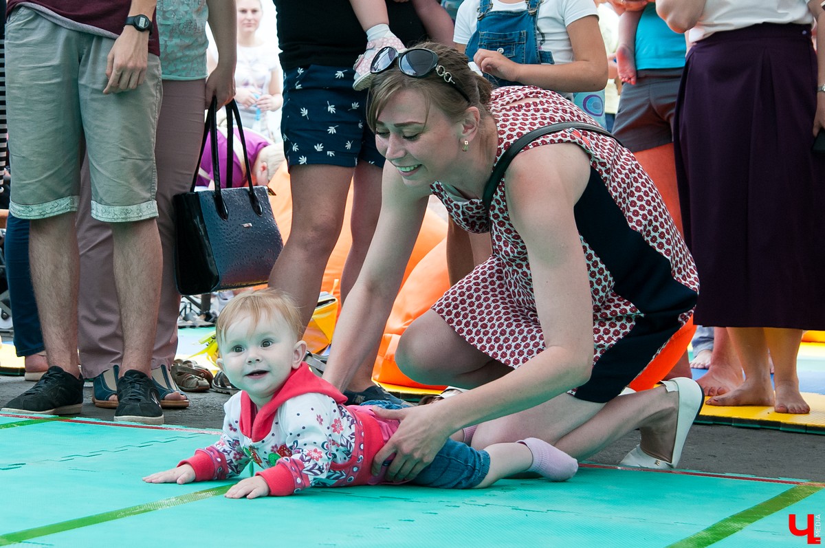 1 июля во Владимире на Соборной площади прошел чемпионат ползунков. В соревнованиях приняли участие 70 юных спортсменов в возрасте от 7 месяцев до 3 лет