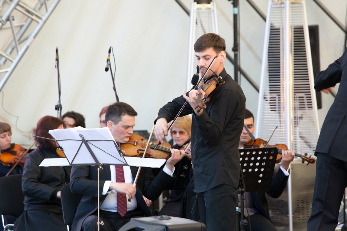 Оркестр на озере, зрители на берегу: итальянский концерт в Доброграде