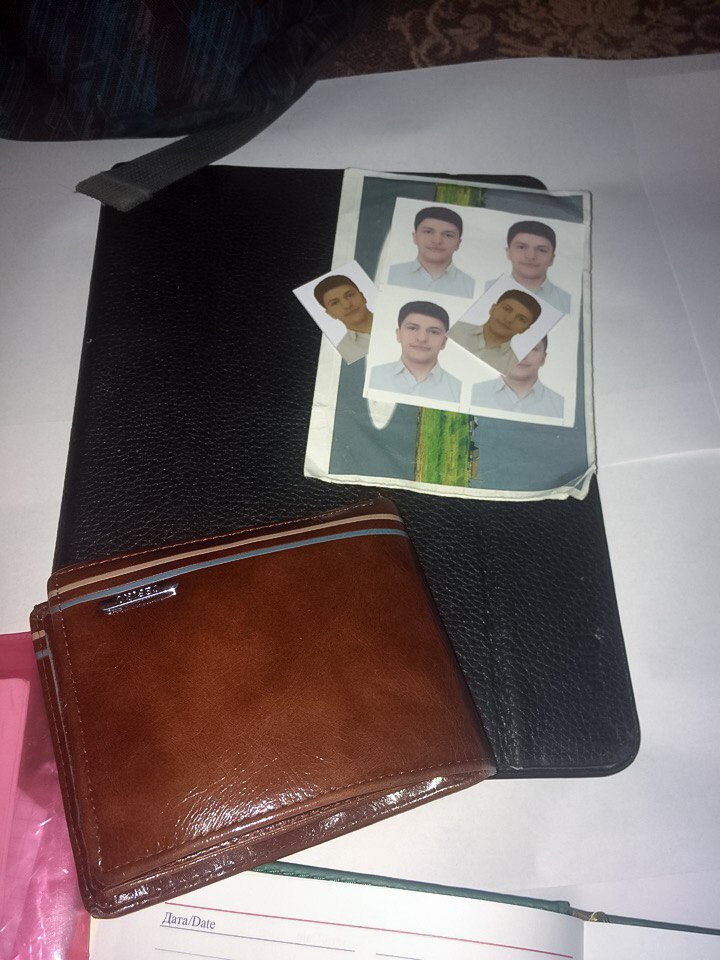 Планшет, фотографии для документов и толстый кошелёк