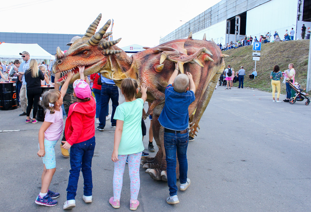 Более 5 тысяч гостей, ожившие динозавры и авто в подарок – так отметили 2 сентября 19-летие ГК «АвтоТракт»