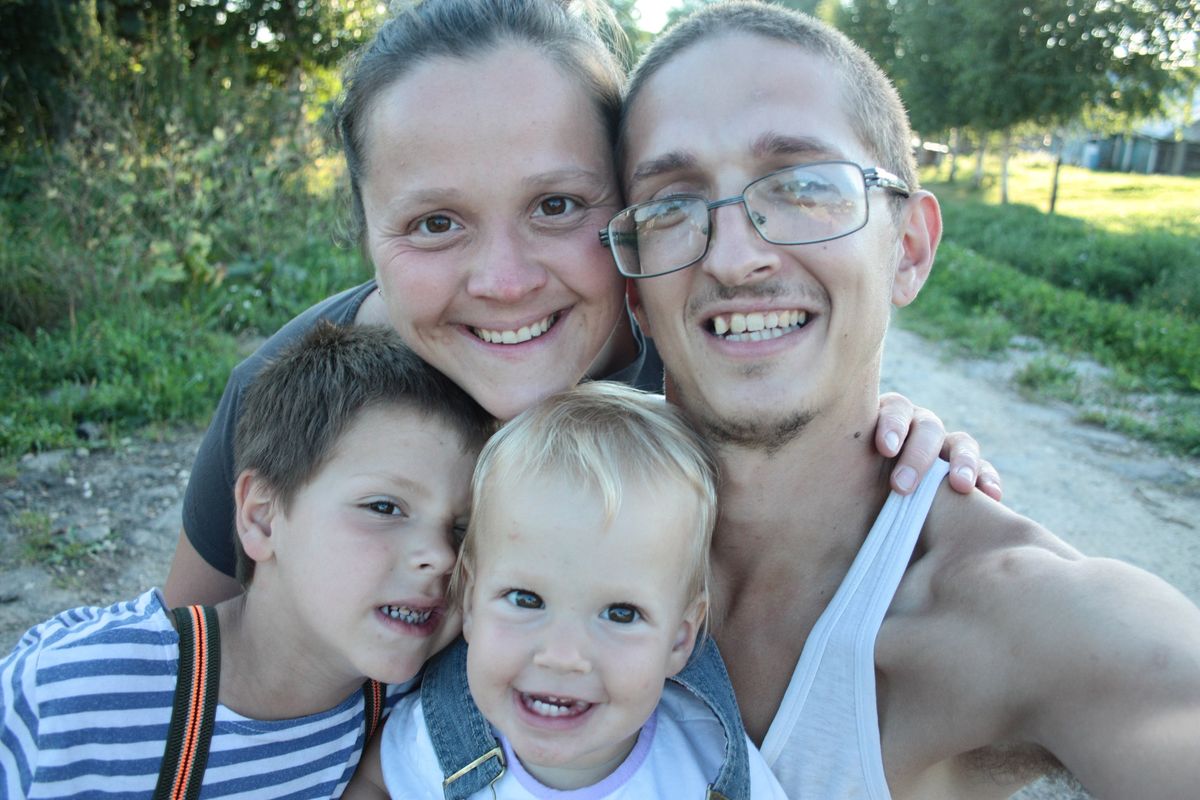 Андрей Максимов с семьёй