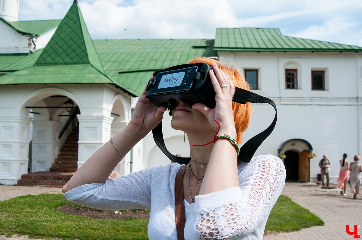 Travel аудиогид. VR экскурсии. Экскурсия в очках виртуальной реальности. Экскурсия с очками виртуальной реальности. Очки виртуальной реальности прогулка.