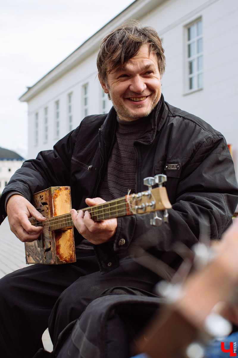 Владимирский музыкант Андрей Кельин делает традиционные американские бокс-гитары из подручных инструментов