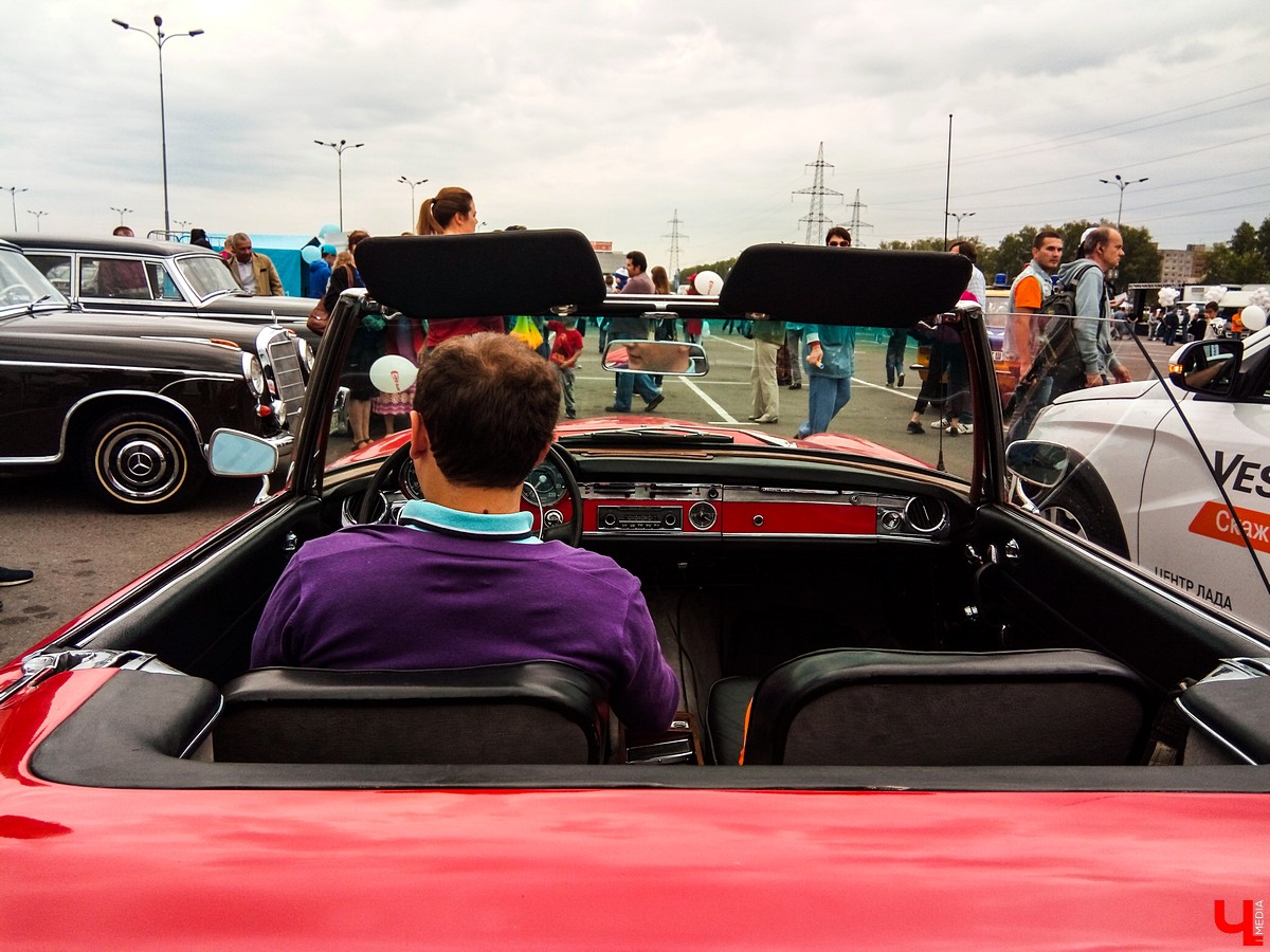 16 сентября во Владимире прошел фестиваль «Авто Day». Участники увидели ретро-автомобили и устроили тест-драйв современным моделям