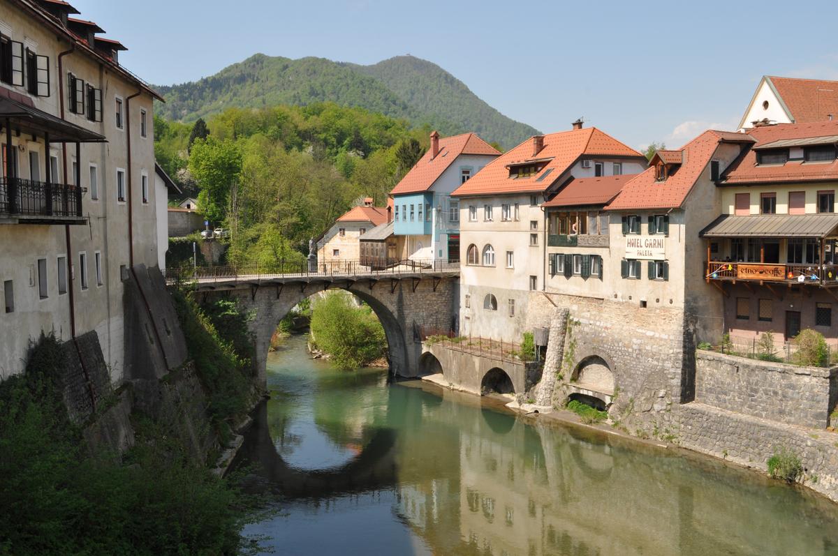 Артем Кокорин - владимирский художник-реставратор, за последние 5 лет исколесивший на машине 15 стран Европы. В общем и целом маршрут нашего земляка составил 32 тысячи километров. Как отправиться за границу на авто - узнаем из первых уст